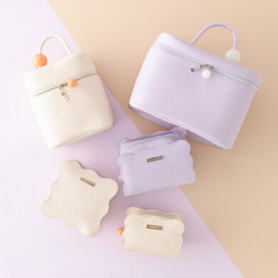 \𝗦𝗽𝗿𝗶𝗻𝗴&𝗦𝘂𝗺𝗺𝗲𝗿 𝗦𝗔𝗟𝗘開催中✨📢/ 波のようなウェーブの形状がかわいいメイクポーチが30%OFF🎀